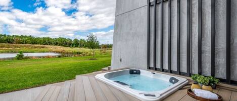 Outdoor spa tub