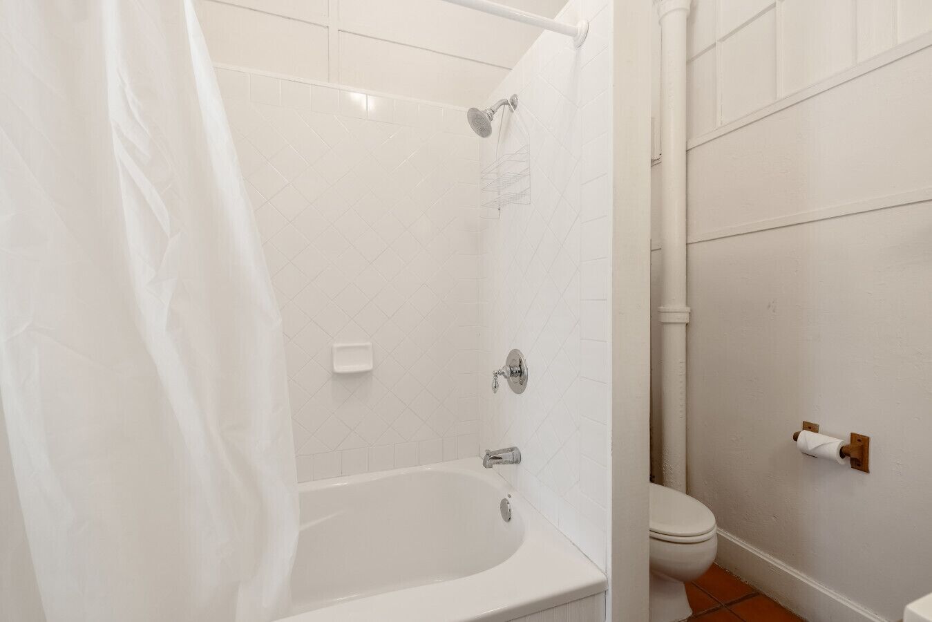 Une salle de bain avec une baignoire, une douche et des toilettes.