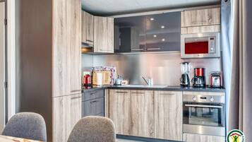 Jääkaappi, mikroaaltouuni, uuni, liesi