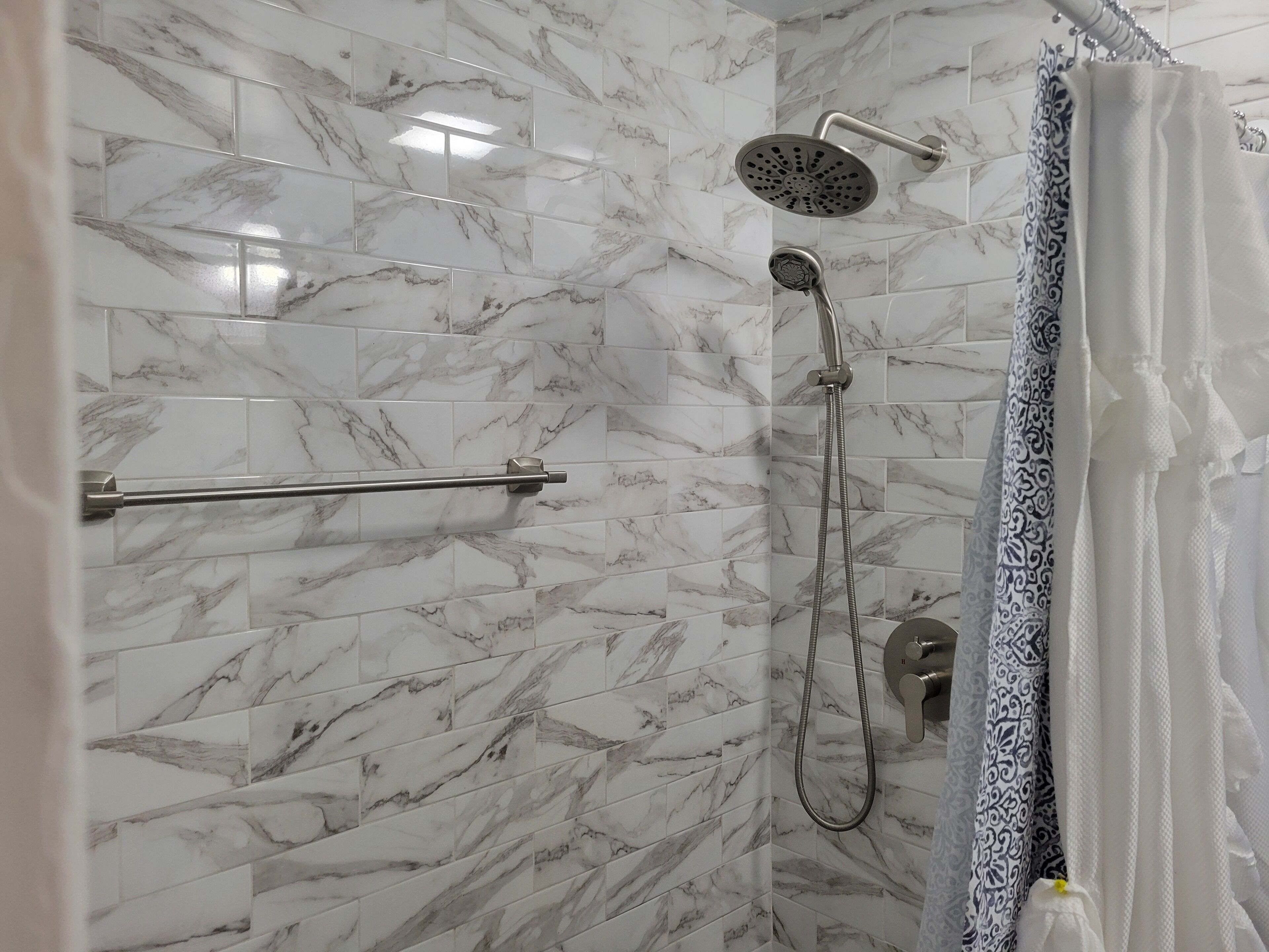 Secadora de cabello, toallas, jabón, shampoo 