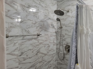 Serviettes fournies, savon, papier toilette