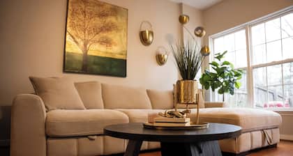 Charming 3-bedroom townhome with WiFi in delightful Richmond