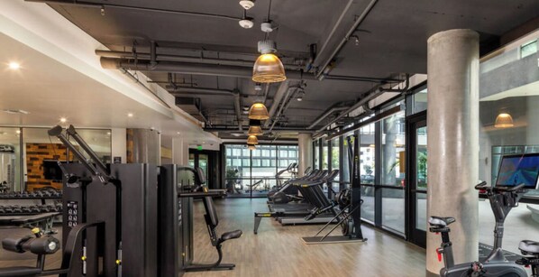 Fitness facility - Luxury apartment w/ AC, WiFi, fitness room, rooftop & pool in heart of Hollywood (Los Angeles)