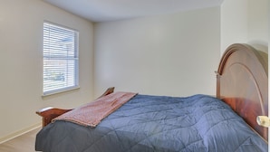 A bedroom with a bed, a window with blinds, and a ceiling light. - Family Friendly 3 Bedroom 2 bath Home (Westminster)