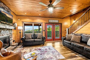 Smart TV, fireplace - Holiday Cabin in Smokies - Hot Tub - Views- 1/2 Off Zipline (Sevierville)