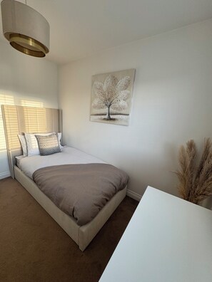 3 habitaciones, tabla de planchar con plancha, wifi y ropa de cama 