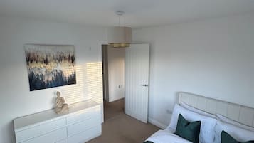 3 habitaciones, tabla de planchar con plancha, wifi y ropa de cama