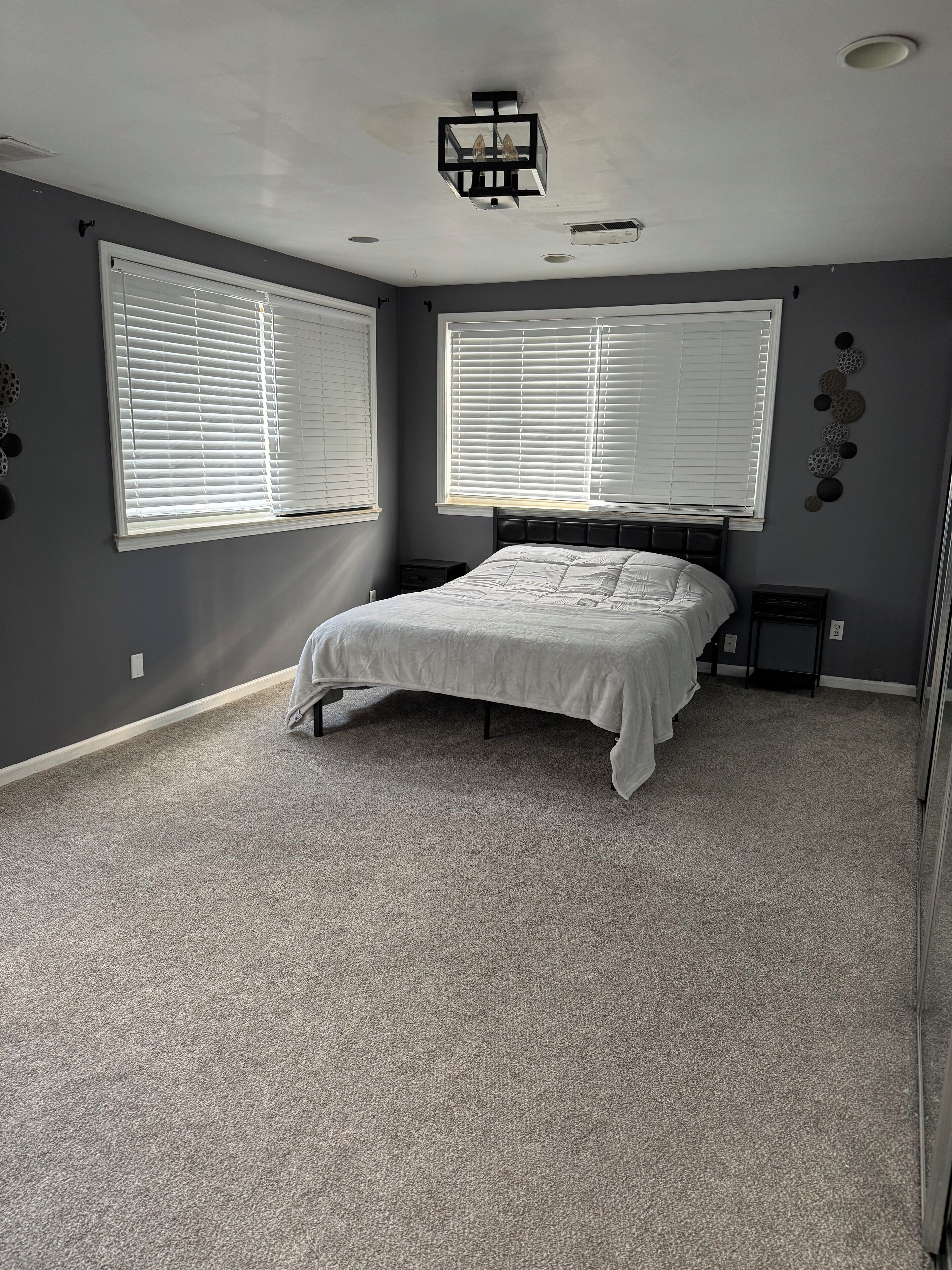 Escritorio, tabla de planchar con plancha, cuna de viaje y wifi gratis