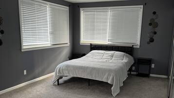 Escritorio, tabla de planchar con plancha, cuna de viaje y wifi gratis