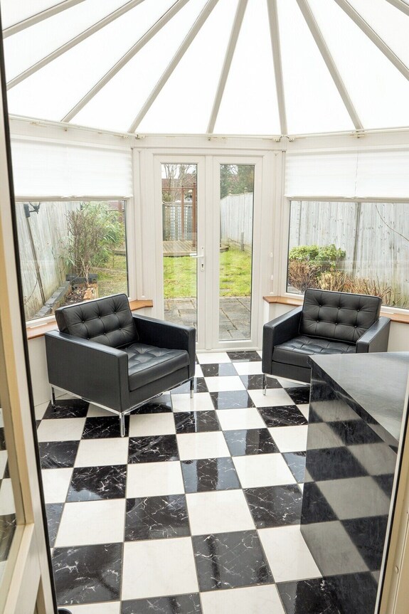 3 Merlin Gardens Modern 2 Bed Bromley House - Bromley