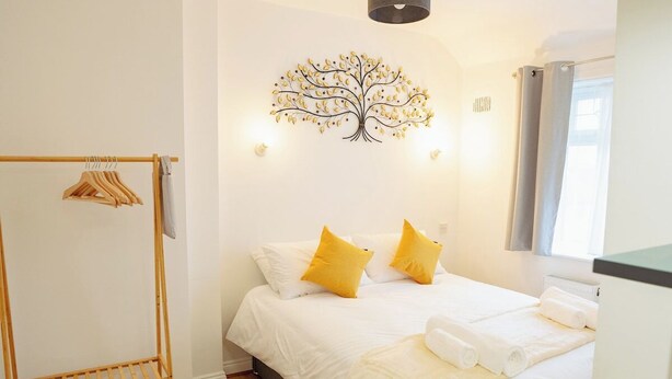 2 bedrooms, iron/ironing board, free WiFi - 3 Merlin Gardens Modern 2 Bed Bromley House (Bromley)