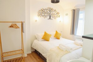 2 bedrooms, iron/ironing board, free WiFi - 3 Merlin Gardens Modern 2 Bed Bromley House (Bromley)