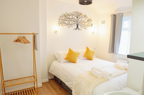 3 Merlin Gardens Modern 2 Bed Bromley House