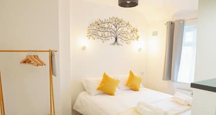 3 Merlin Gardens Modern 2 Bed Bromley House