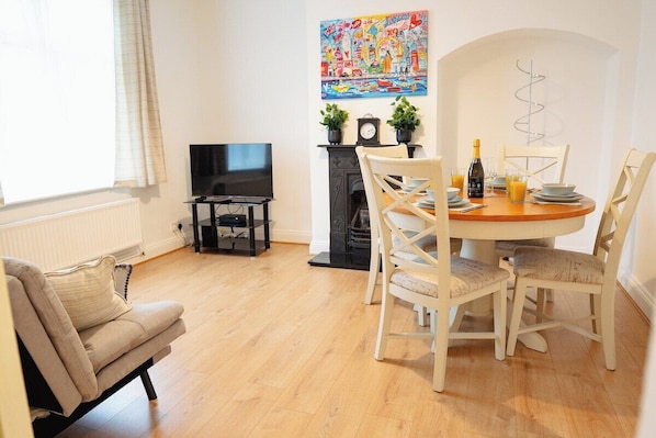 Smart TV - 3 Merlin Gardens Modern 2 Bed Bromley House (Bromley)