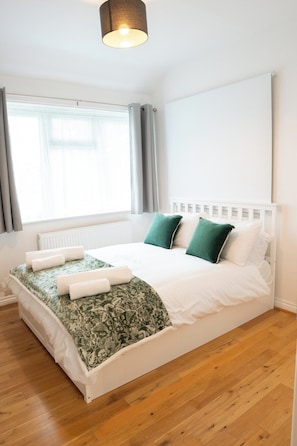 2 bedrooms, iron/ironing board, free WiFi - 3 Merlin Gardens Modern 2 Bed Bromley House (Bromley)