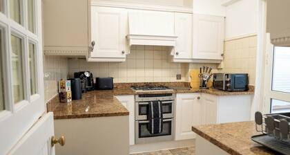 3 Merlin Gardens Modern 2 Bed Bromley House