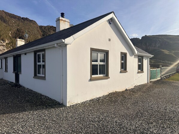 Exterior - Unique beachfront cottage retreat in Ballintoy Harbour, sleeps 7-8, dog friendly (Ballycastle)