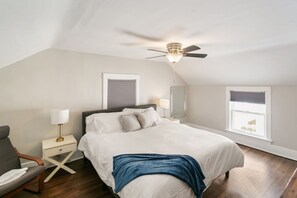 3 bedrooms, desk, iron/ironing board, travel crib - New updated home w/ porch and Fenced yard in DT Libertyville Near Naval Base (Libertyville)