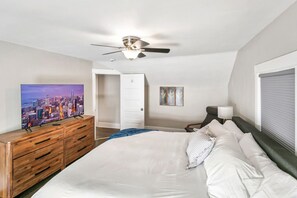 3 dormitorios, escritorio, tabla de planchar con plancha y cuna de viaje