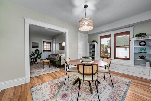 Vibrant 2BR Larchmere Classic Apt ~ Near Cleveland Clinic & Case Western