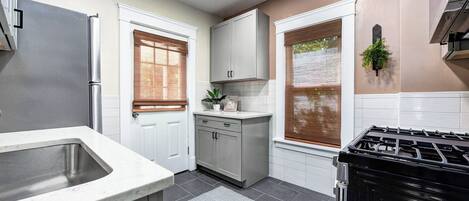 Refrigerador, microondas, horno, placa de cocina