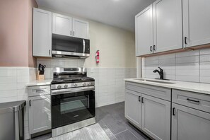 Refrigerador, microondas, horno y parrilla de estufa 