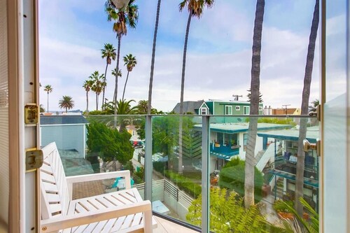 New Modern Mission Beach 3-bedroom house with AC , Garage and Easy Beach Access