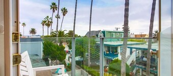 New Modern Mission Beach 3-bedroom house with AC , Garage and Easy Beach Access
