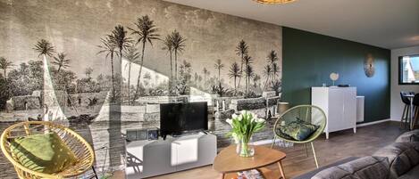 TV, DVD player, books, stereo