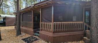 Pine &Peaks Retreat Charming 1-Bedroom House with Casita sleeps 5 in Pinetop, AZ