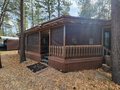 Pine &Peaks Retreat Charming 1-Bedroom House with Casita sleeps 5 in Pinetop, AZ