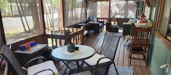Pine &Peaks Retreat Charming 1-Bedroom House with Casita sleeps 5 in Pinetop, AZ
