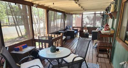 Pine &Peaks Retreat Charming 1-Bedroom House with Casita sleeps 5 in Pinetop, AZ
