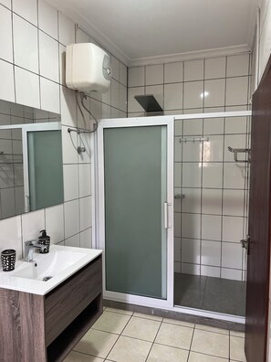 Shower, hair dryer, towels, toilet paper - King Room w/Wifi (Accra)