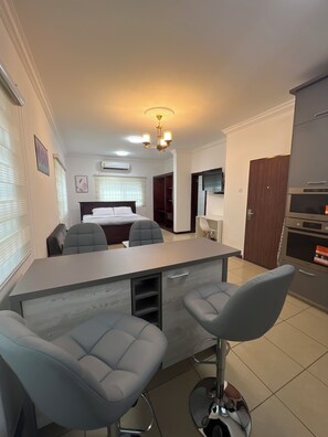 1 室のベッドルーム、デスク、アイ�ロン / アイロン台、WiFi (無料)