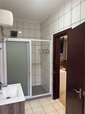Een douche, een haardroger, handdoeken, toiletpapier
