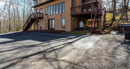 Modern Rustic Lodge! 2 min. walk to Ski Slopes, 6TVs, Linens, WiFi, A/C, Firepit