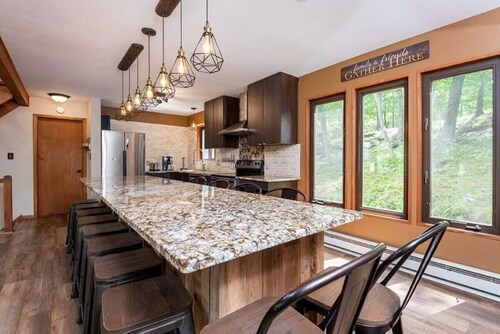 Modern Rustic Lodge! 2 min. walk to Ski Slopes, 6TVs, Linens, WiFi, A/C, Firepit