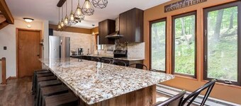 Modern Rustic Lodge! 2 min. walk to Ski Slopes, 6TVs, Linens, WiFi, A/C, Firepit