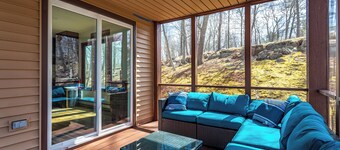 Modern Rustic Lodge! 2 min. walk to Ski Slopes, 6TVs, Linens, WiFi, A/C, Firepit