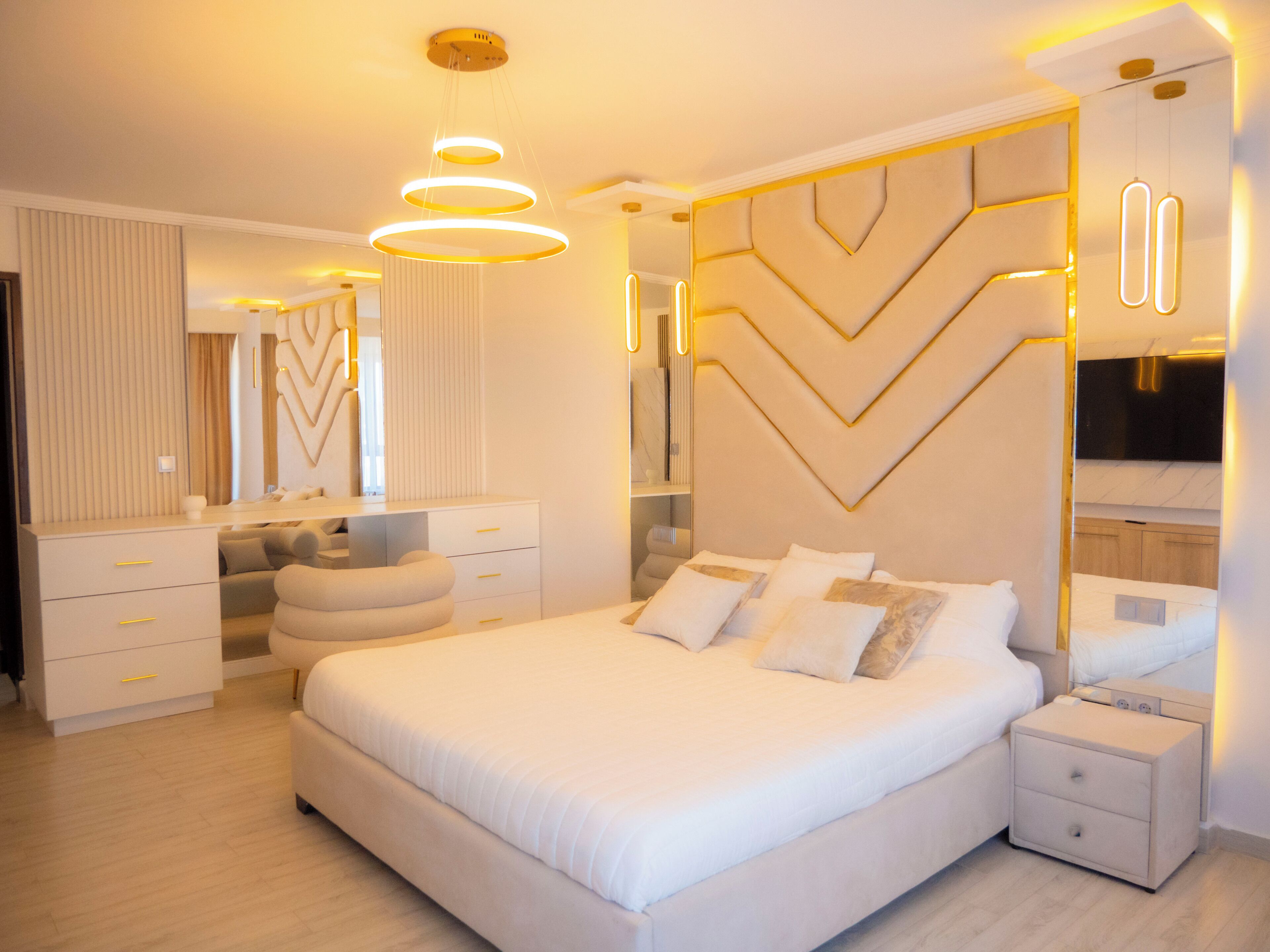 4 bedrooms, iron/ironing board, WiFi, bed sheets