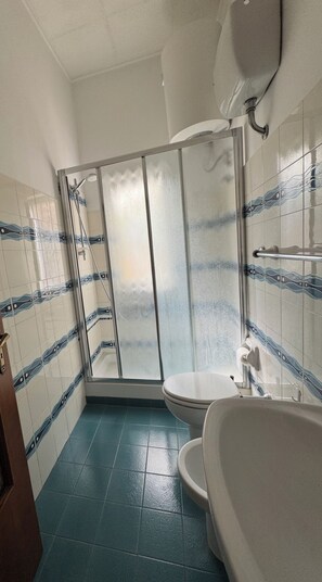 Haartrockner, Handtücher, Seife, Toilettenpapier