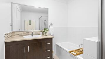 Asciugacapelli, asciugamani, sapone, carta igienica