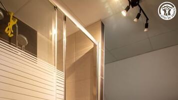 Douche, sĂšche-cheveux, serviettes fournies