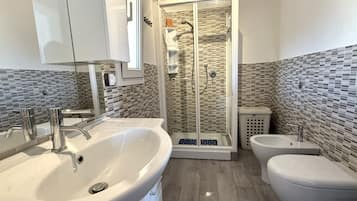 Dusche, Bidet, Handtücher