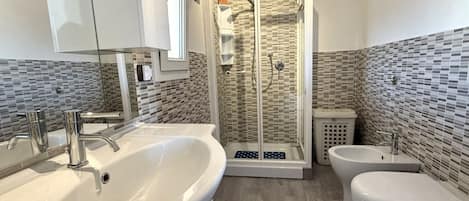 Doccia, bidet, asciugamani