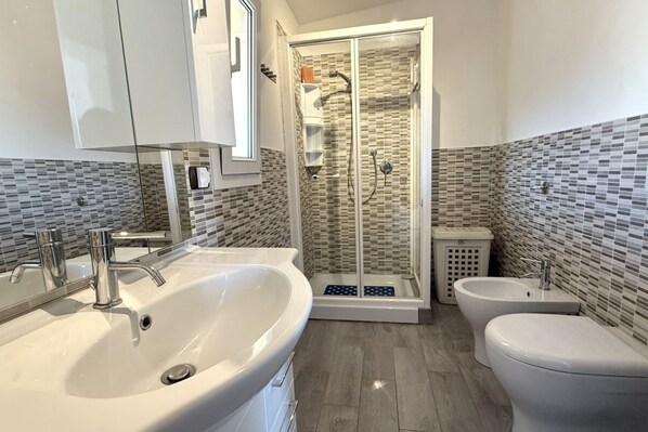 Regadera, bidet, toallas 