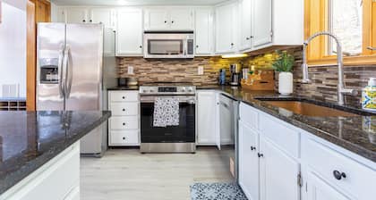 Beautiful Modern Lodge! Pool Table,8 TVs Wi-Fi Linen provided Central AC
