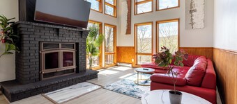 Beautiful Modern Lodge! Pool Table,8 TVs Wi-Fi Linen provided Central AC